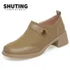 Novos sapatos femininos de primavera e outono, produtos genuínos, sapatos de boca profunda, explosões, sapatos de mãe, sola macia confortável, superfície macia, sapatos casuais, sapatos femininos de couro, outono