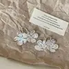 Brincos Gancho Flor Zircônia Dourados de Camada Dupla de Luxo Leve para Mulheres, Elegantes de Luxo Leve, Estilosos de Nicho, Tendência de Brincos Modernos e Versáteis