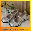 Sapatos Mary Jane Franceses Prata com Salto Grosso 2025 Novo Estilo de Verão Sapatos de Boca Rasa para Combinar com Saias Estilo Fada Bico Redondo Sapatos de Couro