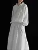 Estilo Relaxado e Fashion com Textura Levemente Amassada, Barra que Marca a Cintura, Gola Irregular de Renda Retrô, Camisa Branca para Mulheres 34231