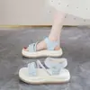 Sandálias de praia fofas com fechos de velcro para combinar com saias, nova moda de verão 2026, sapatos romanos versáteis para meninas usarem ao ar livre
