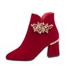 A fusão perfeita entre o clássico e a tendência, mostrando a elegância feminina! Botas de camurça de inverno de salto grosso