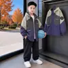 Jaqueta masculina, estilo primavera e outono, nova coleção 2026, para meninos mais velhos, coleção de outono, corta-vento com capuz infantil estiloso e moderno em blocos de cor
