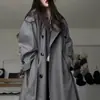Trench coat cinza para mulheres, comprimento médio, novidade primavera/outono 2026, estilo coreano, para baixinhas, de alta qualidade, casaco estilo britânico