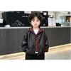 Jaqueta Infantil de Outono para Meninos 2026 Novo Estilo Coreano Jaqueta de Couro Cool para Menino Roupas de Outono para Bebê Roupa de Couro Falsa de Duas Peças