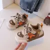 Sapatos macios para bebês e crianças pequenas aprenderem a andar, nova coleção outono 2026: tênis infantis, tênis esportivos para meninas, sapatos casuais fofos e versáteis