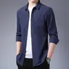 Camisa de manga larga de color liso para hombre 2021 verano nueva casual joven y de mediana edad color liso bolsillo con botón forro venta al por mayor