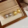 Brincos de metal escovado fosco com tachas, design simples e moderno, brincos curvos versáteis e elegantes para mulheres.