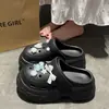 Chinelos Casuais Versáteis de Alto Valor Estilo Pequeno Fresco com Cobertura para a Cabeça Verão Novo Confortáveis para Usar Fora de Casa Sapatos de EVA com Furos