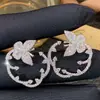 Diseño simple y versátil, aretes de aro de mariposa de diamantes completos, aretes de moda de nicho de alto valor, accesorios para orejas de lujo ligero y sofisticados