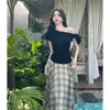 Camisa Negra de Hombros Descubiertos Nueva Colección Primavera-Verano para Mujer, Diseño Elegante, Top Sexy Ajustado con Estilo Puro Deseo y Tirantes