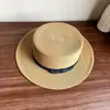 Sombrero de paja de ala plana y copa plana con lazo de mezclilla para protección solar en verano y viajes, sombrero de paja ligero para mujer para ir de compras