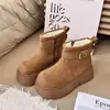 Botas de neve curtas femininas com solas grossas para mulheres baixinhas, novo modelo de inverno 2026, forradas com fleece e espessadas, botas curtas quentes com solas plataforma para aumento de altura