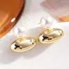 Pendientes de botón redondos planos de perla estilo francés, pendientes de cuentas con superficie lisa exquisita, lujo ligero con un toque de alta gama, pendientes versátiles y elegantes