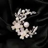 Broche Flor de Cerejeira Louro Feminino Personalidade Exquisita Corsage de Madrepérola Luxo Leve Design de Nicho Sentido de Design Broche Simples Versátil Decoração