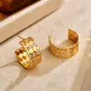 Brincos de tarracha com formato de C, padrão colmeia de luxo leve, incrustados com strass, estilo moderno e descolado, brincos geométricos, joia de orelha de alto padrão para mulheres