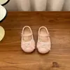 Mocassins de Cristal Estilosos para Meninas 2026 Novidades da Primavera Sapatos de Couro para Bebê Sapatos Rasos Simples para Crianças Pequenas Sola Macia Sapatos de Bebê