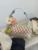 Bolsa Pequena de Palha Tecida de Designer para Mulheres 2025 Novo Estilo Bolsa Transversal Tecida de Férias Moda Versátil Balde de Praia Bolsa de Ombro