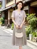 Vestido de Verão para Mãe Feminino Anos 50+ Elegante Corte Amplo Seda Cetim Midi Vestido Roupas para Mulheres de Meia-idade Vestido Midi de Verão