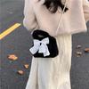 Bolso de Mano de Peluche para Mujer 2025 Nuevo Primavera a la Moda Estilo Coreano Moda Lazo Hombro Cruzado Cuentas Bolso Cuadrado Pequeño