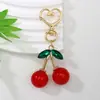 Lindo Llavero Realista 3D de Cereza Roja Tachonada con Diamantes para Niñas, Exquisito Colgante Versátil de Fruta Cereza para Coche y Bolsa