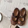 Sapatos Mary Jane infantis com estampa de leopardo estilo francês, sapatos de princesa para bebês meninas, sapatos de princesa de corte baixo para primavera e outono