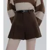 Shorts de lã plissado marrom para mulheres, novo estilo outono/inverno 2026, adequado para usar com botas, cintura alta, corte A, perna larga, calça/saia casual
