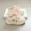 Zapatillas de niña de dibujos animados lindas, zapatos casuales blancos ligeros de suela gruesa para niños, zapatos de cuero de primavera sencillos, zapatillas deportivas para niñas