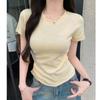 Foto Real # Camiseta Feminina de Manga Curta com Cintura Plissada e Ombro Direito à Mostra Verão 2025 Novo Design Top com Visual Emagrecedor