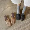 Sandálias Fechadas Elegantes e Únicas de 3cm 2026 Novidade de Verão Chinelos Casuais de Baixo Salto Slip-On