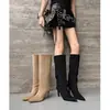 Estas impresionantes botas nuevas de otoño e invierno, de punta fina y caña recta, son increíblemente populares y hermosas.. Son botas largas con un diseño plisado y fruncido.
