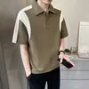 Camiseta Masculina de Manga Curta Verão Marca Trendy Ins Gola Polo Pulôver com Combinação de Cores Camisa de Manga Meia Manga para Homens