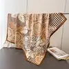 Lenço Quadrado Grande Padrão Pied-de-Poule Levemente Luxuoso em Seda Sintética, Xale Versátil Profissional Estampado, Lenço de Cabeça com Padrão Diagonal de Seda, Lenço de Pescoço, Lenço para Mulheres