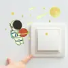 Fun-Yg047 Desenho Animado Criativo de Astronauta no Espaço Decoração de Casa Adesivo de Interruptor Luminoso Autoadesivo e Removível