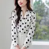 Camisa de cetim com decote V, estampa de bolinhas, modelagem que emagrece, moda primavera para mulheres 2026, nova camisa de manga longa estilo coreano, blusa elegante de chiffon que emagrece