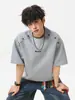 Camiseta Casual de Manga Corta Estilo Americano para Hombre, Verano Ajuste Holgado con Cierre de Botón en el Hombro y Bordado de Letras Camiseta de Media Manga