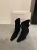 Botas de tornozelo estilo francês para outono e inverno para mulheres, com um design sofisticado e retrô, apresentando cabedal em camurça, bico quadrado, detalhes plissados e uma bota de moda versátil de salto fino, adequada para o trajeto diário.