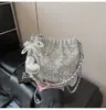 Al por mayor transfronterizo 2025 nuevo modelo bolsa de pedrería, bolso de hombro único, bolso cruzado, cadena de moda, bolso tipo almohada simple y elegante