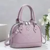 Nova bolsa de concha em relevo vintage transfronteiriça para mulheres, bolsa de mão moderna e versátil, bolsa de ombro, bolsa transversal, bolsa de nicho da moda