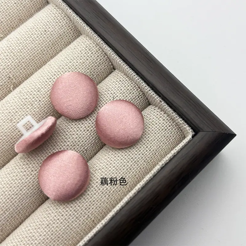 藕粉色