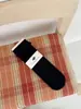 Meias de cano médio com babados estilo coreano IOULOR para mulheres, meias de algodão caneladas verticais, cor sólida suave, adequadas para combinar com sapatos de couro pequenos