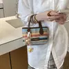 Bolso Cruzado de Mano para Playa de Ocio Vacacional Transfronterizo para Mujer Verano 2026 Nuevo Bolso Tejido de Paja Bolso de Hombro Tipo Cubo