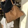 Bolso de Mano Retro con Remaches de Moda de Comercio Exterior para Mujer 2026 Nuevo Bolso de Hombro Moderno Bolso Tote Simple de Gran Capacidad