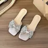 Sandalias de satén rosa con lazo de pedrería para mujer, nuevo modelo verano 2026, tacón bajo grueso plano, sandalias de una tira para uso exterior