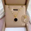 [Bao Nian] Estilo Simple Doble Cara Colgante Exquisito de Fritillaria en Oro Real en Horno Cadena de Clavícula para Mujer estilo ins Cyber Red Accesorios