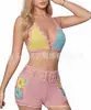 Conjunto de crochê feito à mão com blocos de cor, estilo europeu e americano, com top triângulo de amarrar no pescoço, shorts vazado e biquíni para férias na praia