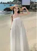 Vestido Blanco de Tirantes Finos con un Diseño Único, Nuevo Estilo Francés para el Verano 2026, Suave y Elegante, Perfecto para Vacaciones en la Costa