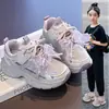 Zapatillas dulces y elegantes para niñas, nueva colección primavera/otoño 2026, zapatillas de plataforma de moda con lazo para niños, zapatillas de correr de suela suave para niñas