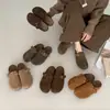 Medias zapatillas cerradas de suela gruesa estilo coreano para mujer, nuevo modelo otoño 2026, sandalias de dedo partido sintéticas para adultos, en stock para pedidos al por mayor