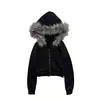 Sudadera corta con capucha estilo subcultura con un cuello grande de piel sintética, negra, corte ajustado, con cremallera, estilo retro millennial, prenda de abrigo para mujer